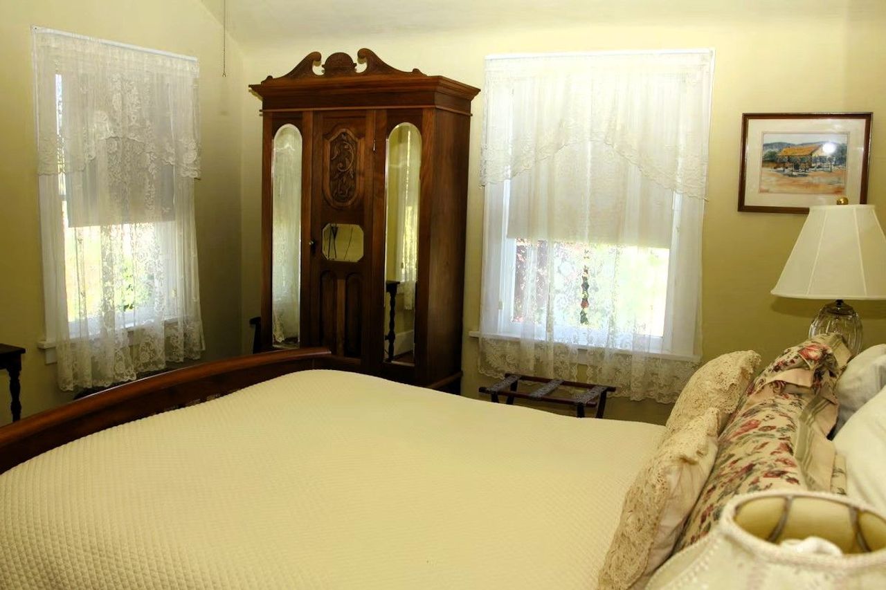 Bear Flag Inn - Sherwood Room