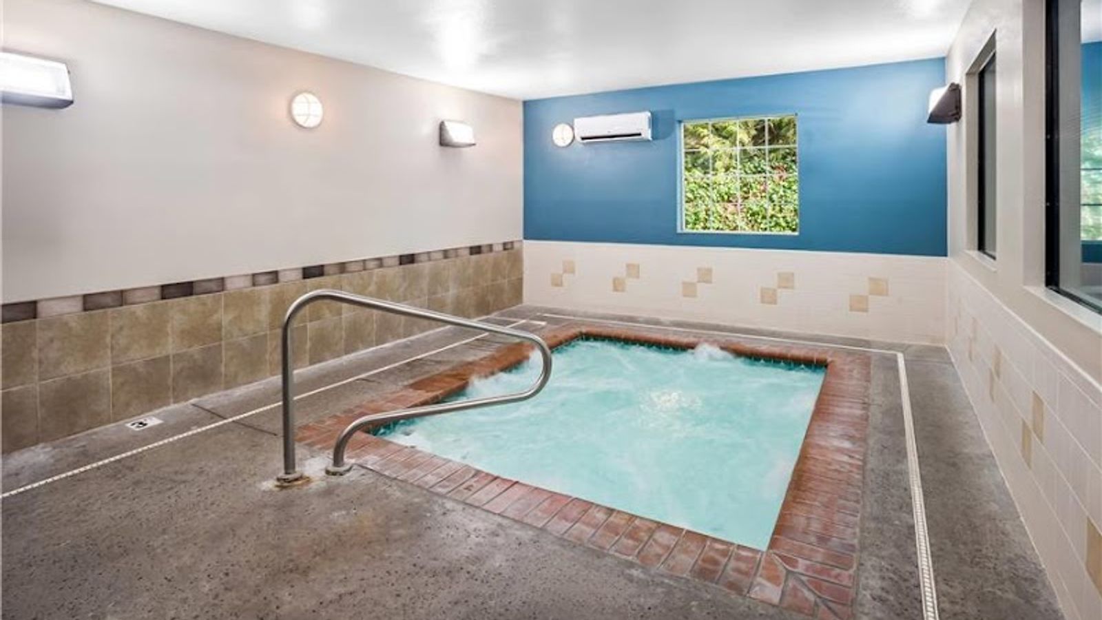 Photo of Quality Inn Port Orchard - Indoor whirlpool/hot tub