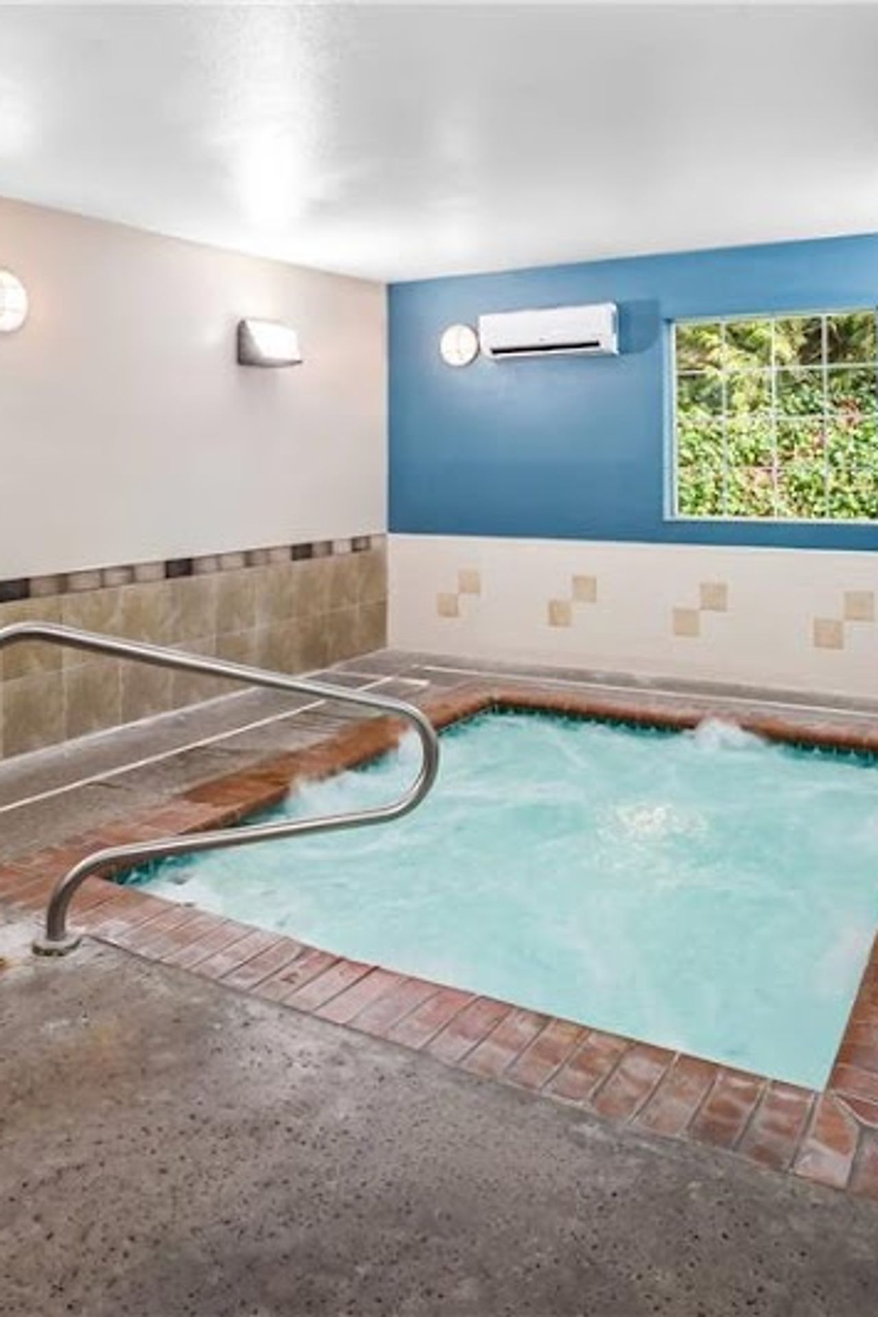 Photo of Quality Inn Port Orchard - Indoor whirlpool/hot tub