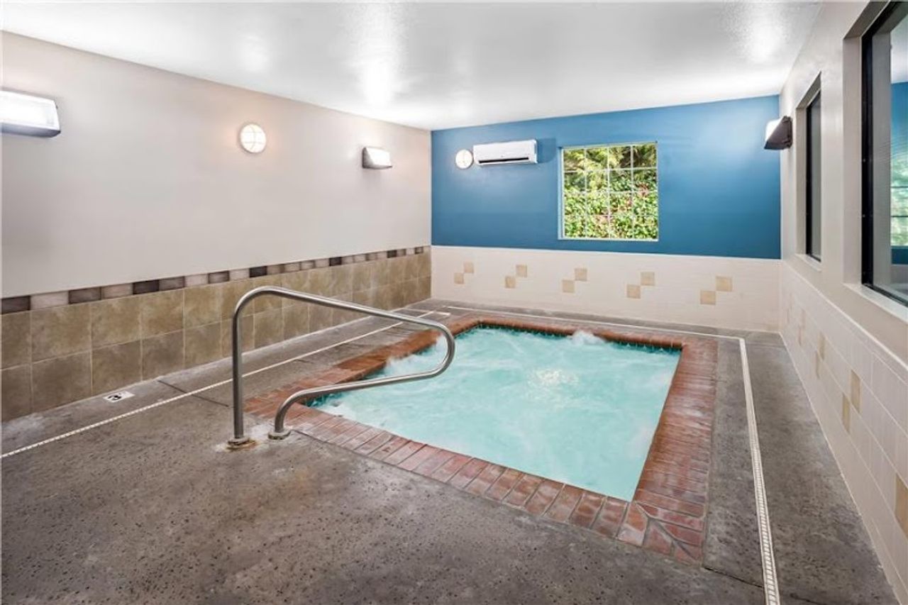 Photo of Quality Inn Port Orchard - Indoor whirlpool/hot tub