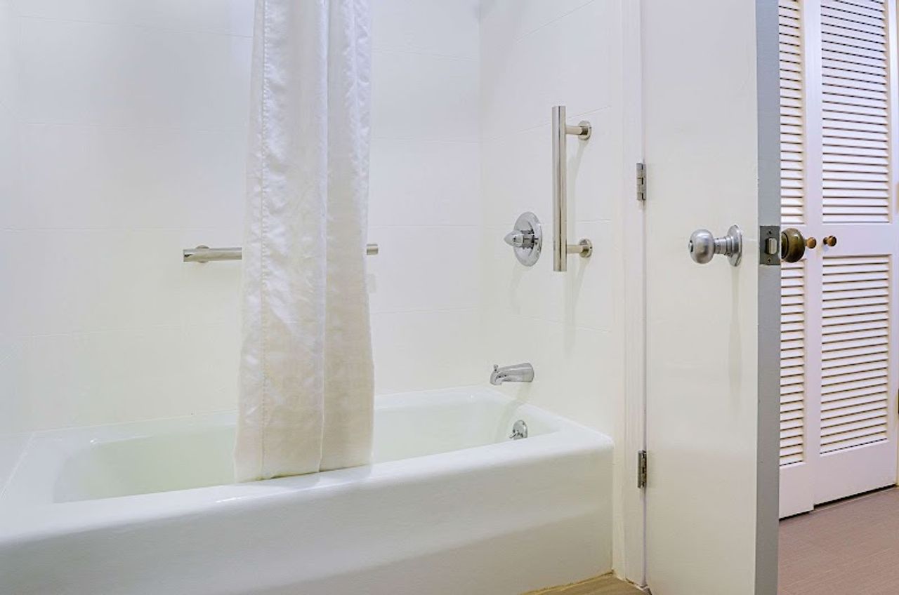 Photo of Comfort Inn Monterey Peninsula Airport - Bathroom