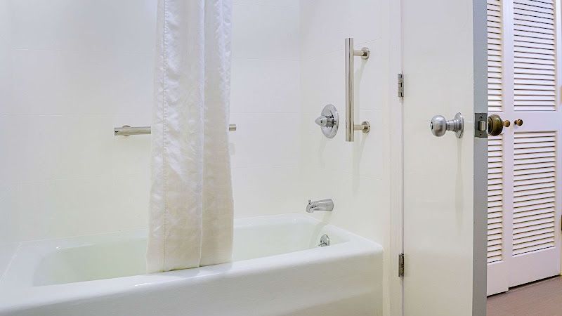 Photo of Comfort Inn Monterey Peninsula Airport - Bathroom