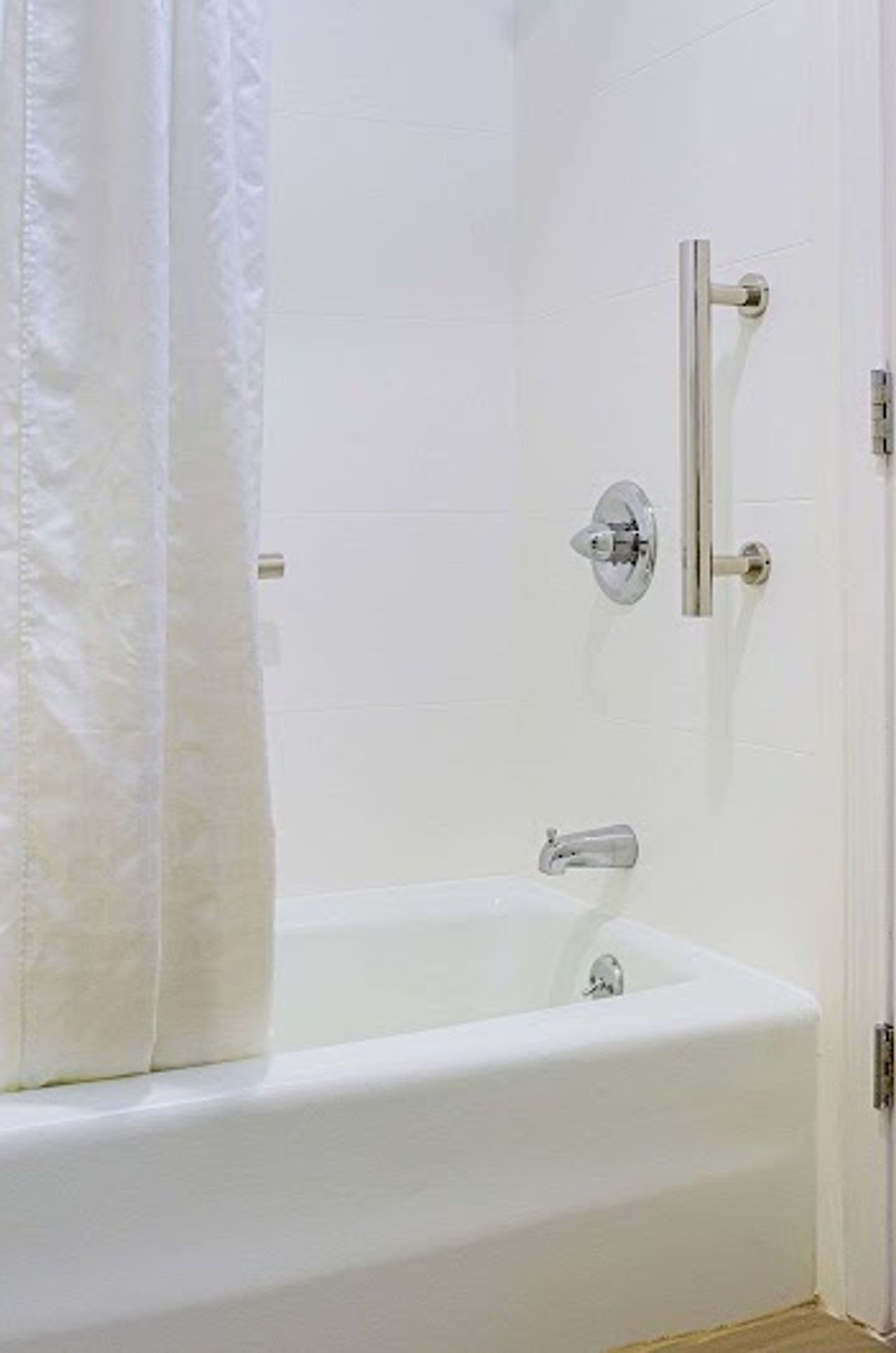 Photo of Comfort Inn Monterey Peninsula Airport - Bathroom