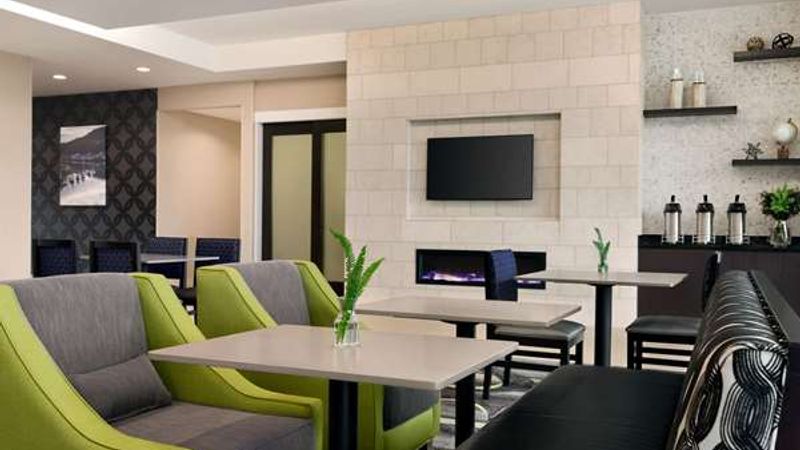 Photo of La Quinta Inn & Suites by Wyndham Burlington