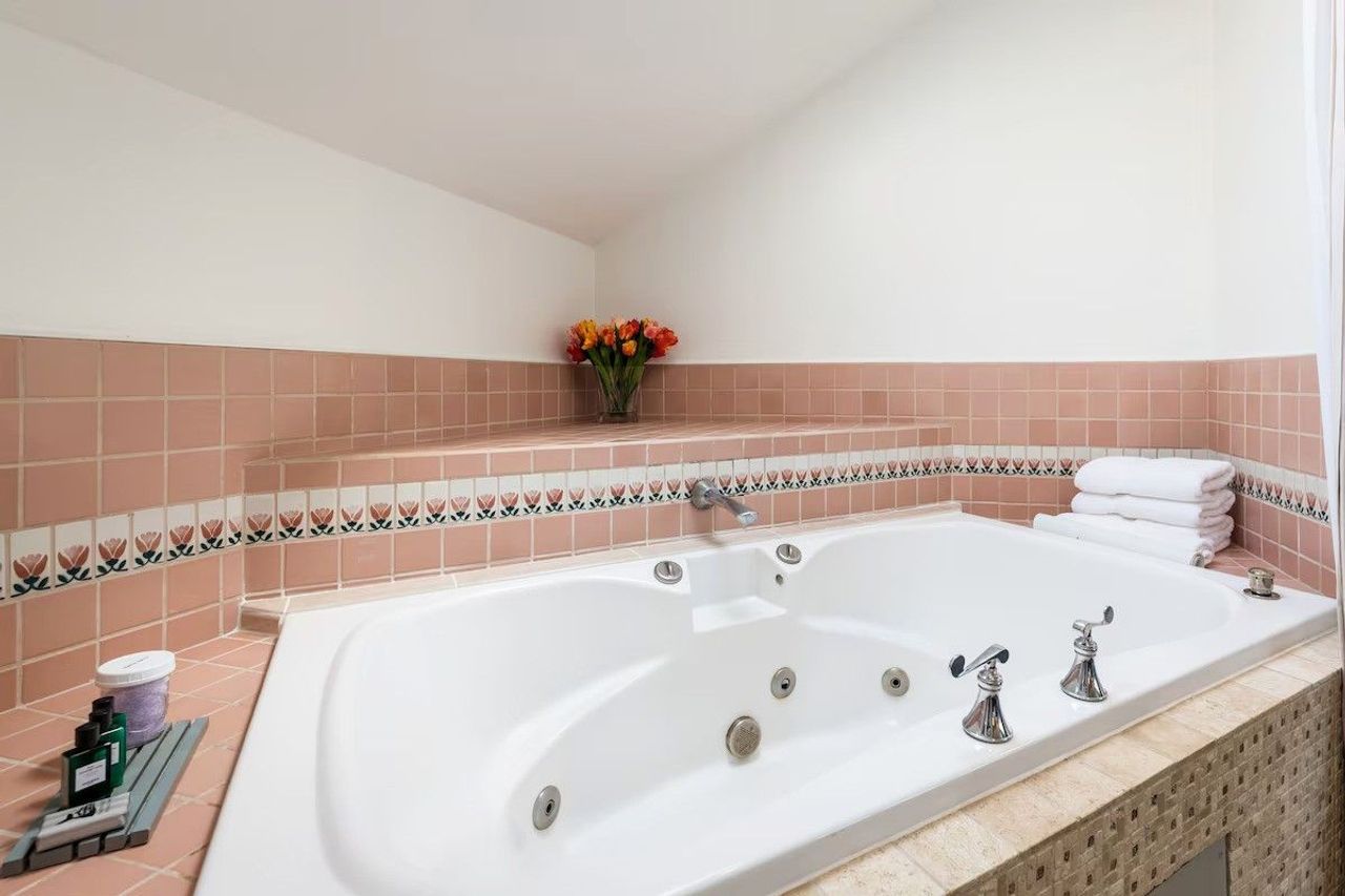 Nantucket Whale Inn, Half Moon Bay Hotel - Whirlpool soaking tub