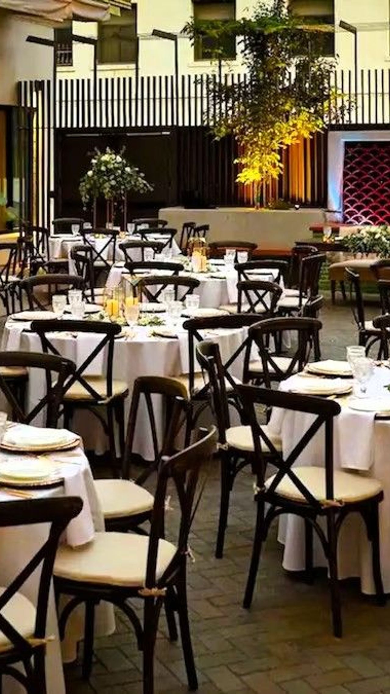 El Capitan Hotel - Outdoor Fine Dining, Live Performance Stage