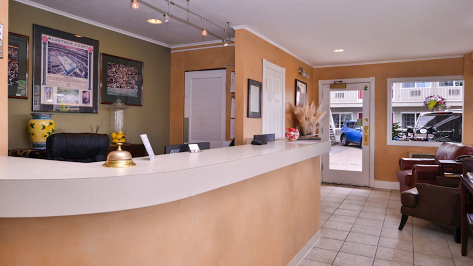 Photo of Campus Inn & Suites Eugene Downtown - Reception, Lobby