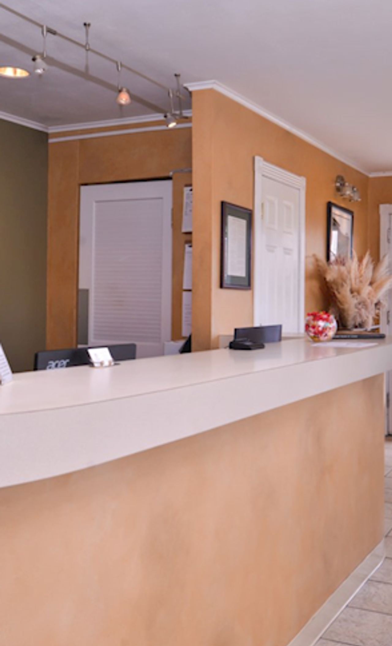 Photo of Campus Inn & Suites Eugene Downtown - Reception, Lobby