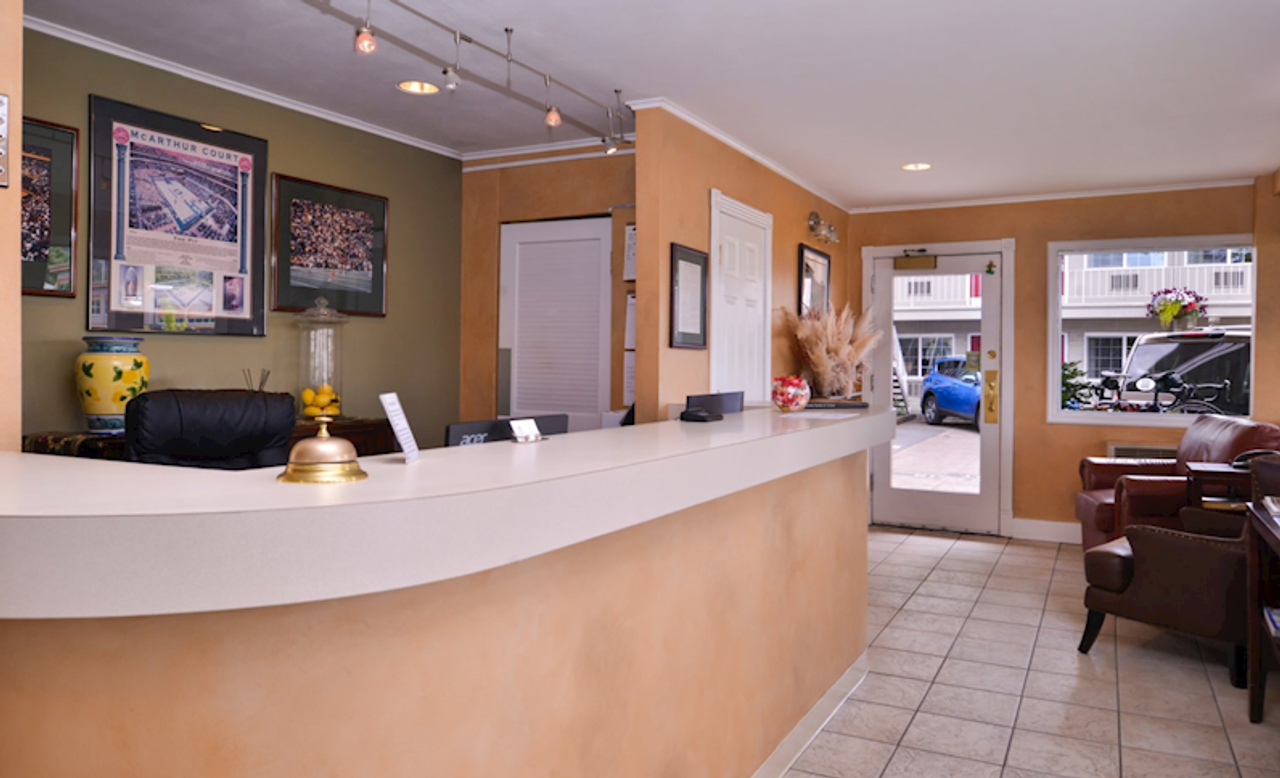 Photo of Campus Inn & Suites Eugene Downtown - Reception, Lobby