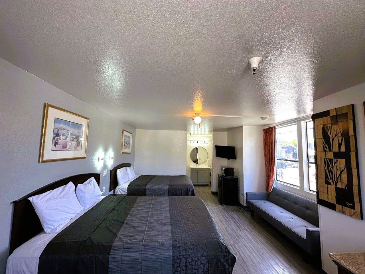 Motel Santa Cruz - Room, 2 Queen Beds, Seating Area, TV, Fridge, Microwave