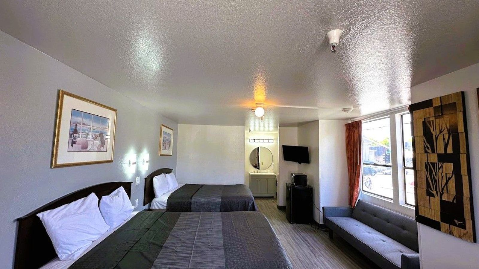 Motel Santa Cruz - Room, 2 Queen Beds, Seating Area, TV, Fridge, Microwave