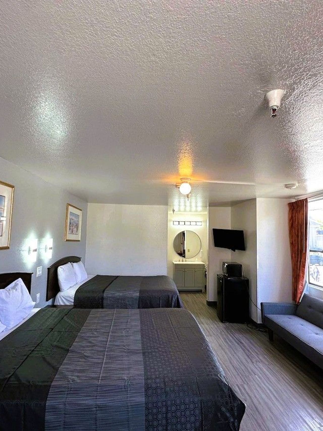 Motel Santa Cruz - Room, 2 Queen Beds, Seating Area, TV, Fridge, Microwave