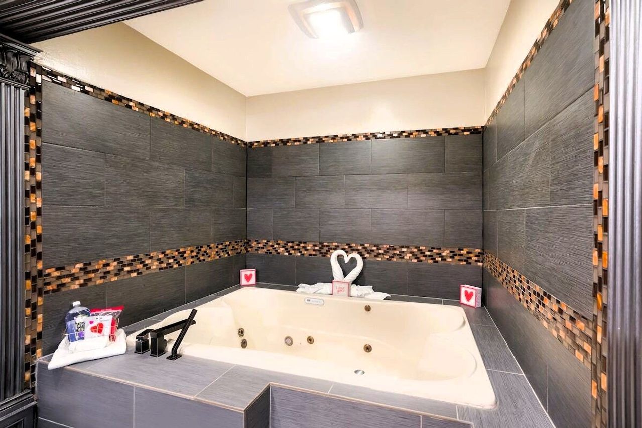 Red Roof Inn Stockton - Jetted Tub