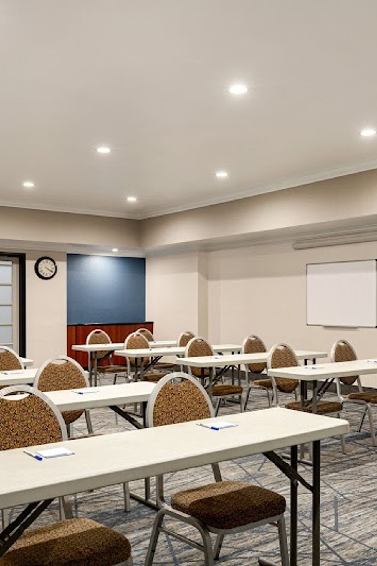 Photo of Holiday Inn Express & Suites Bakersfield Central, an IHG Hotel
