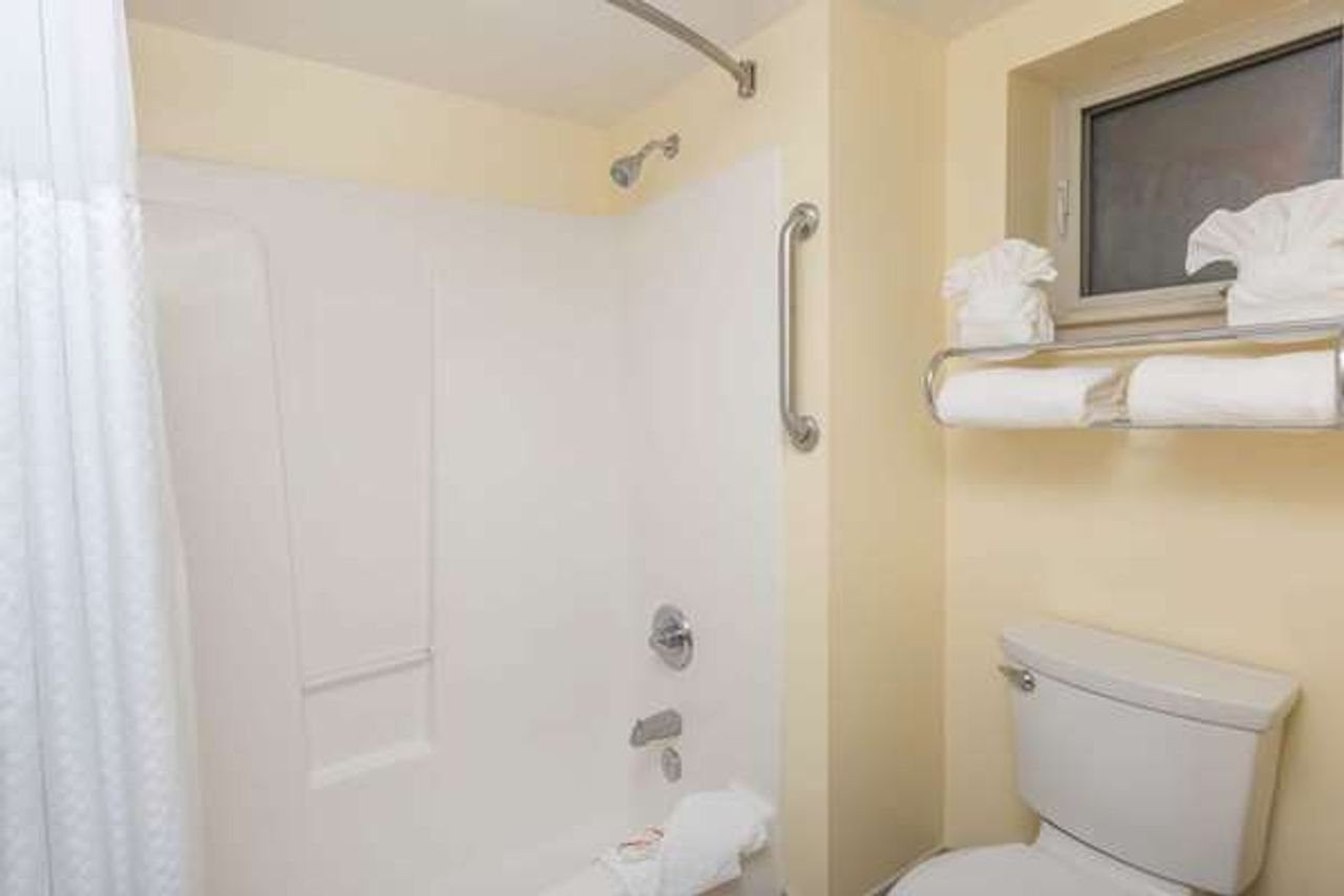 Photo of Monarch Valley Inn Marina at Monterey Bay - Bathroom