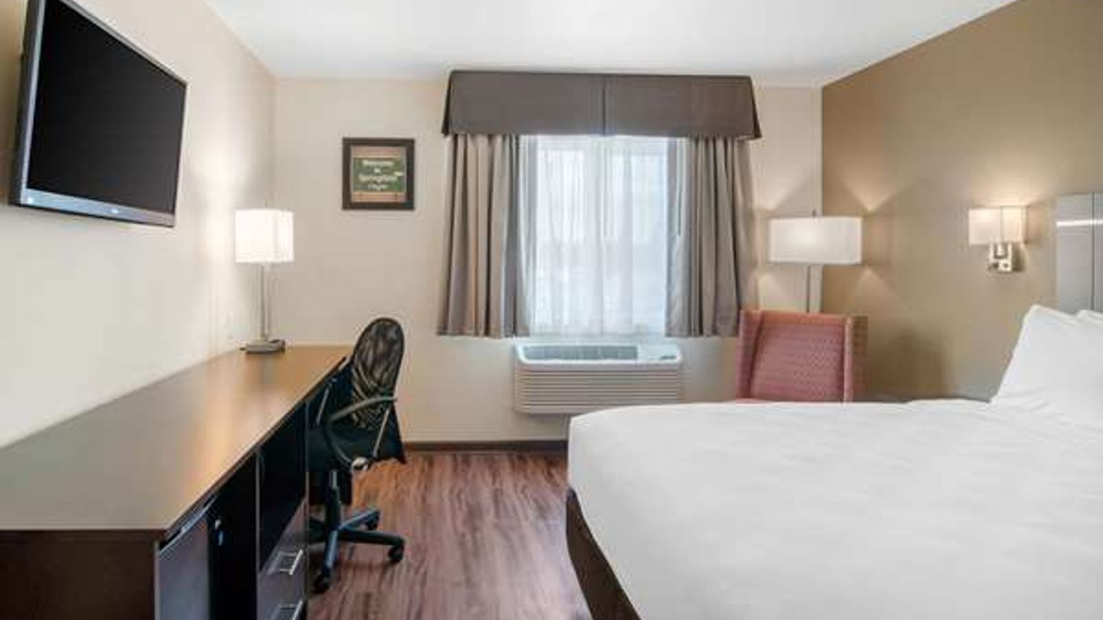 Photo of Econo Lodge Inn & Suites Springfield Main Street - Room, King bed, Work desk, Flat TV