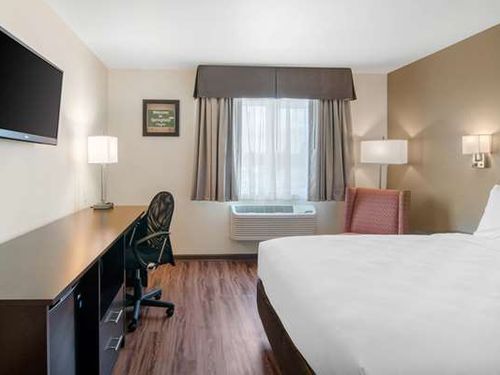 Photo of Econo Lodge Inn & Suites Springfield Main Street - Room, King bed, Work desk, Flat TV