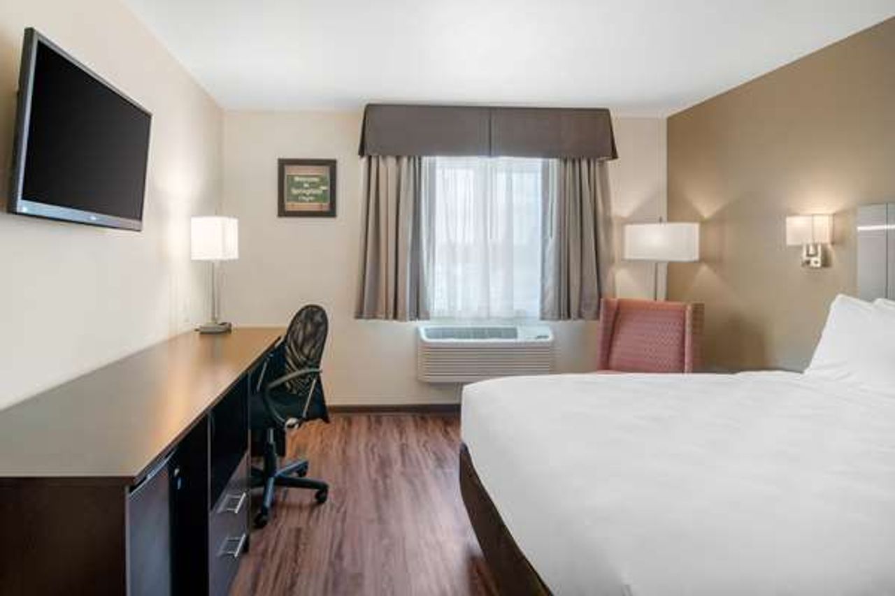 Photo of Econo Lodge Inn & Suites Springfield Main Street - Room, King bed, Work desk, Flat TV
