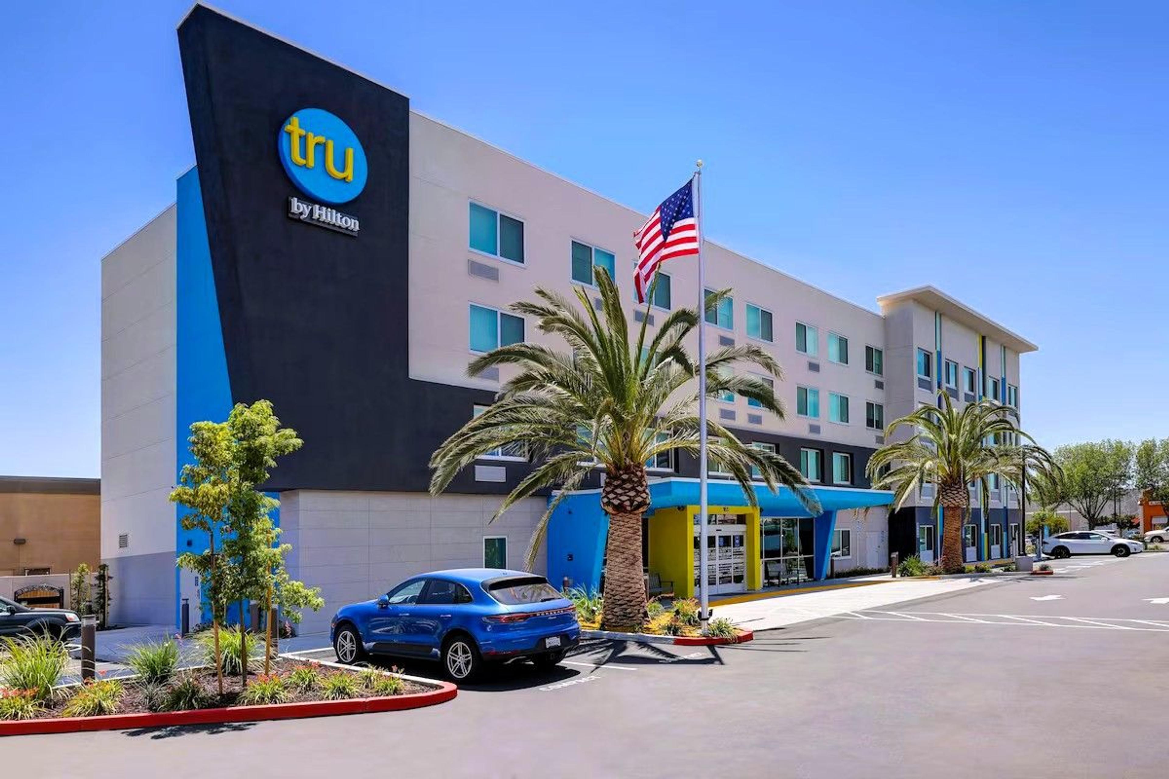 Tru by Hilton Lathrop