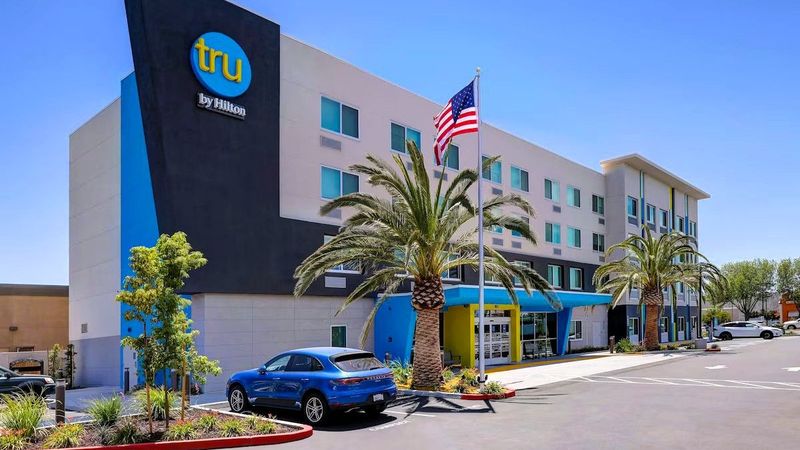 Tru by Hilton Lathrop