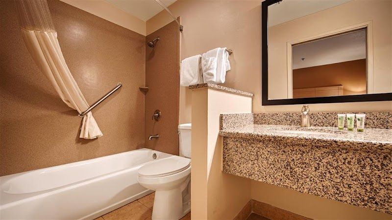 Photo of Best Western Palm Court Inn - Bathroom