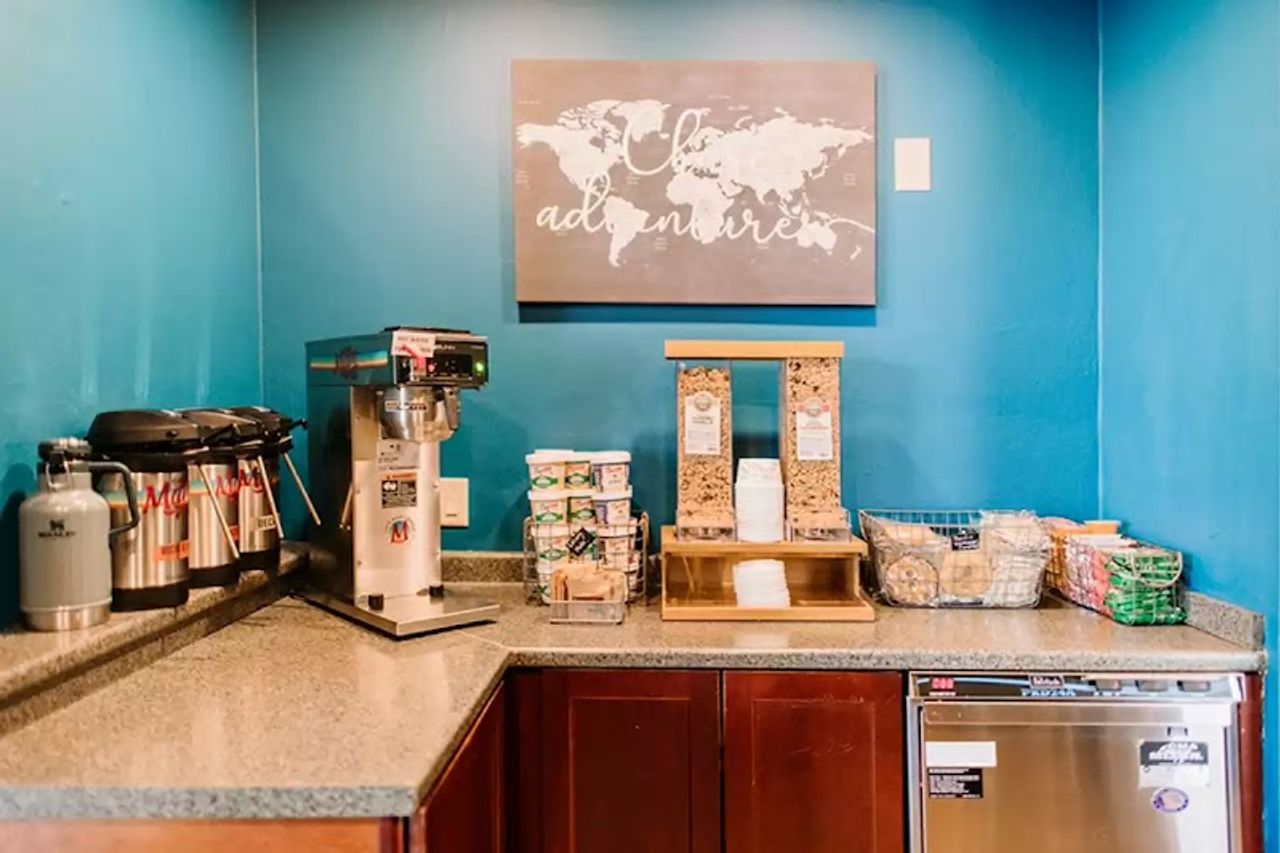 Photo of Maverick Hotel Eugene Near University, Ascend Hotel Collection - Continental breakfast