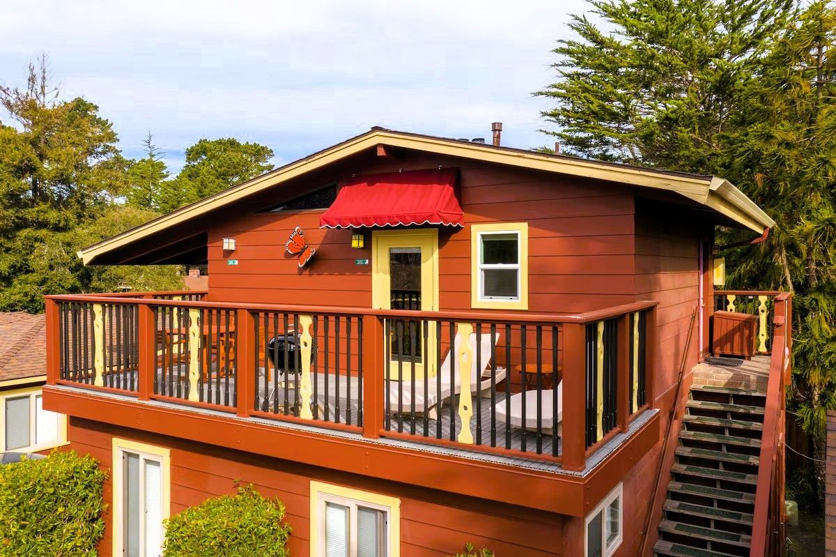 Andril Fireplace Cottages - Upstairs Single Room Cottage - Private balconies with seating and lounge chairs