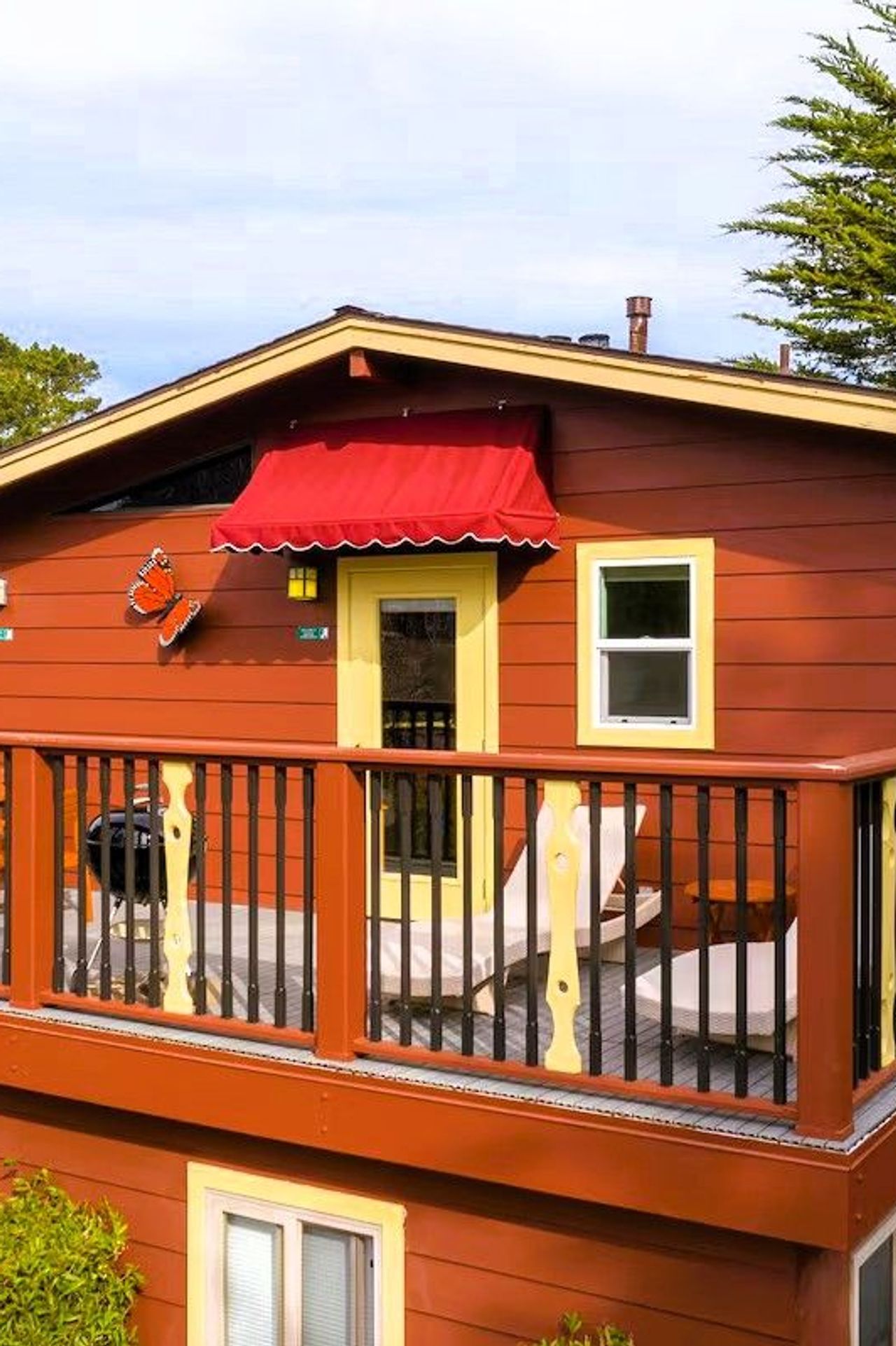 Andril Fireplace Cottages - Upstairs Single Room Cottage - Private balconies with seating and lounge chairs