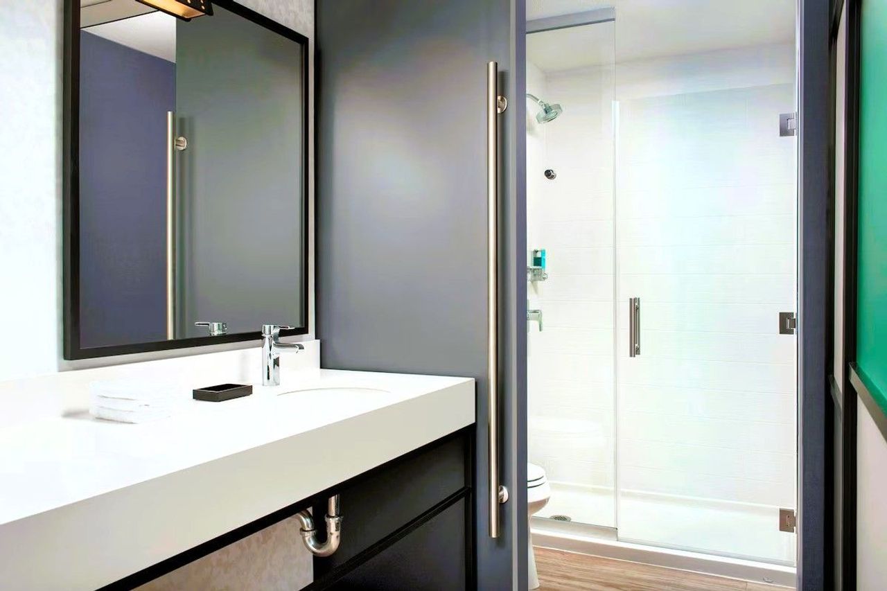 Aloft Sacramento Airport Natomas - Room, 2 Queen Beds, Bathroom