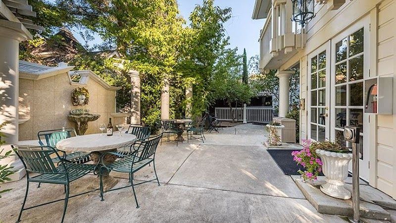 Photo of THE BERGSON