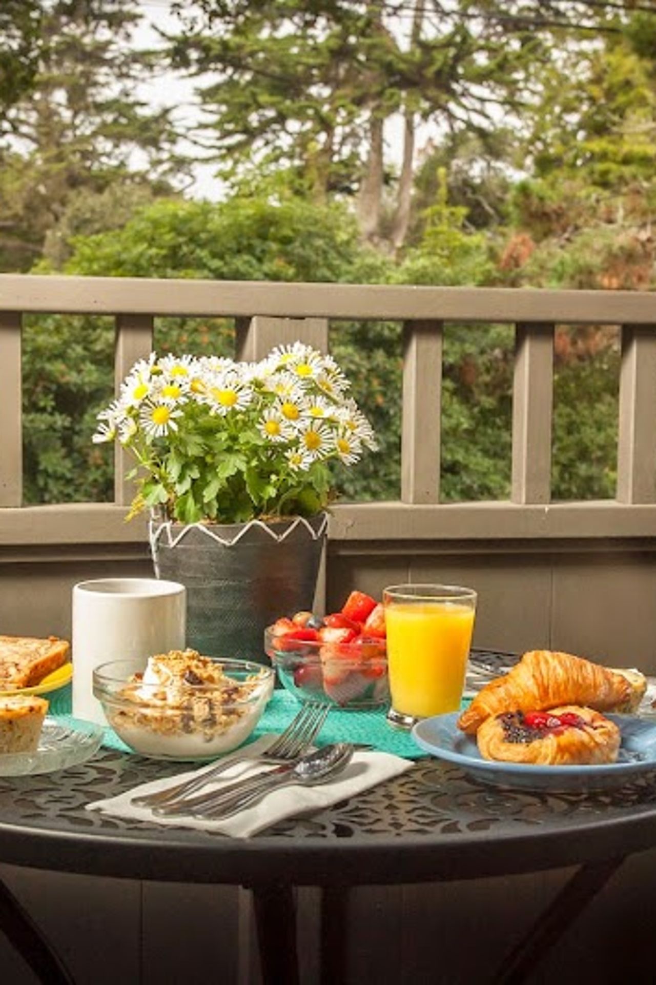 Photo of Carmel Country Inn - Daily breakfast buffet included