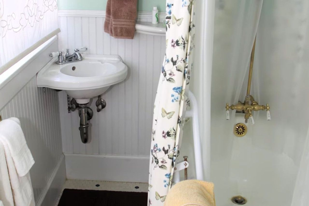 Bear Flag Inn - Sherwood Room Bathroom