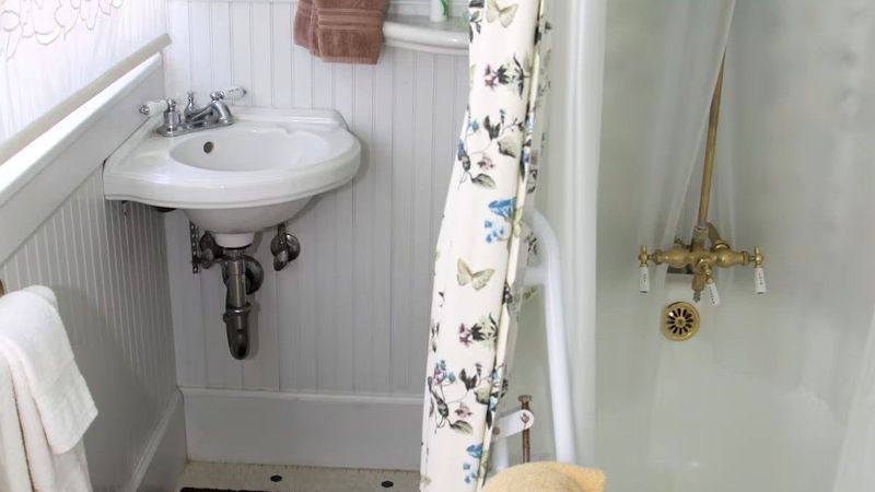 Bear Flag Inn - Sherwood Room Bathroom