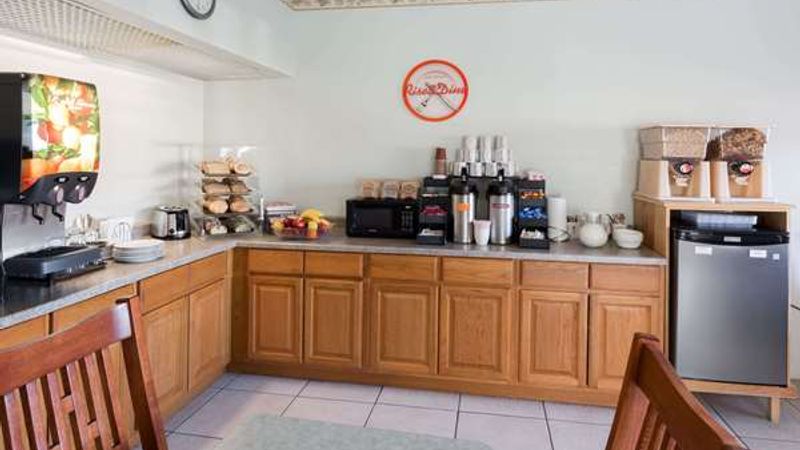 Photo of Howard Johnson by Wyndham Roseburg