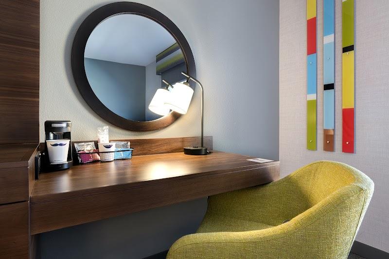 Photo of Hampton Inn & Suites Marina - Room, Work desk
