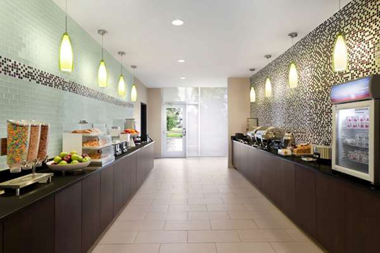 Photo of La Quinta Inn & Suites by Wyndham Burlington