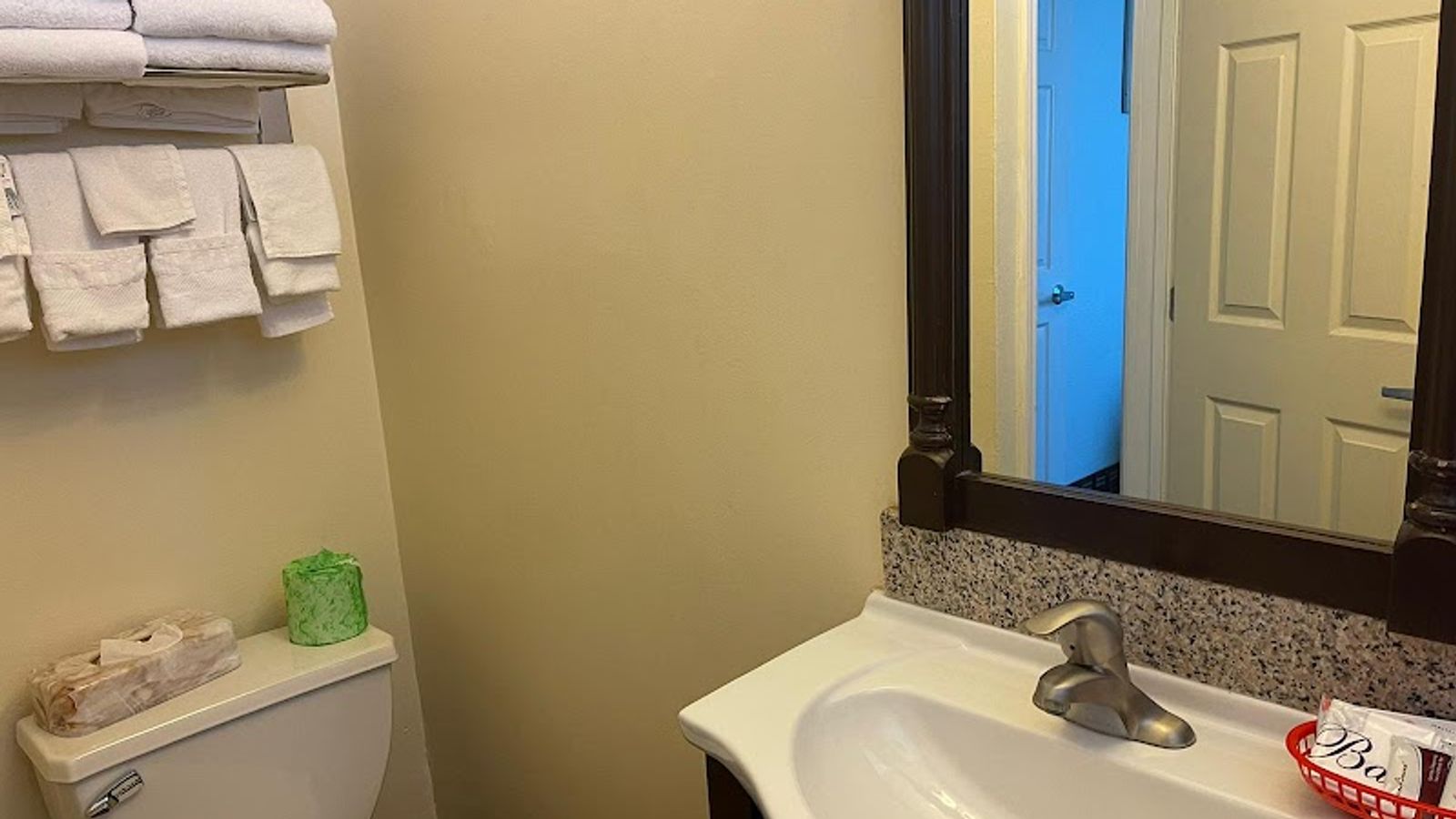 Photo of Riverside Inn & Suites