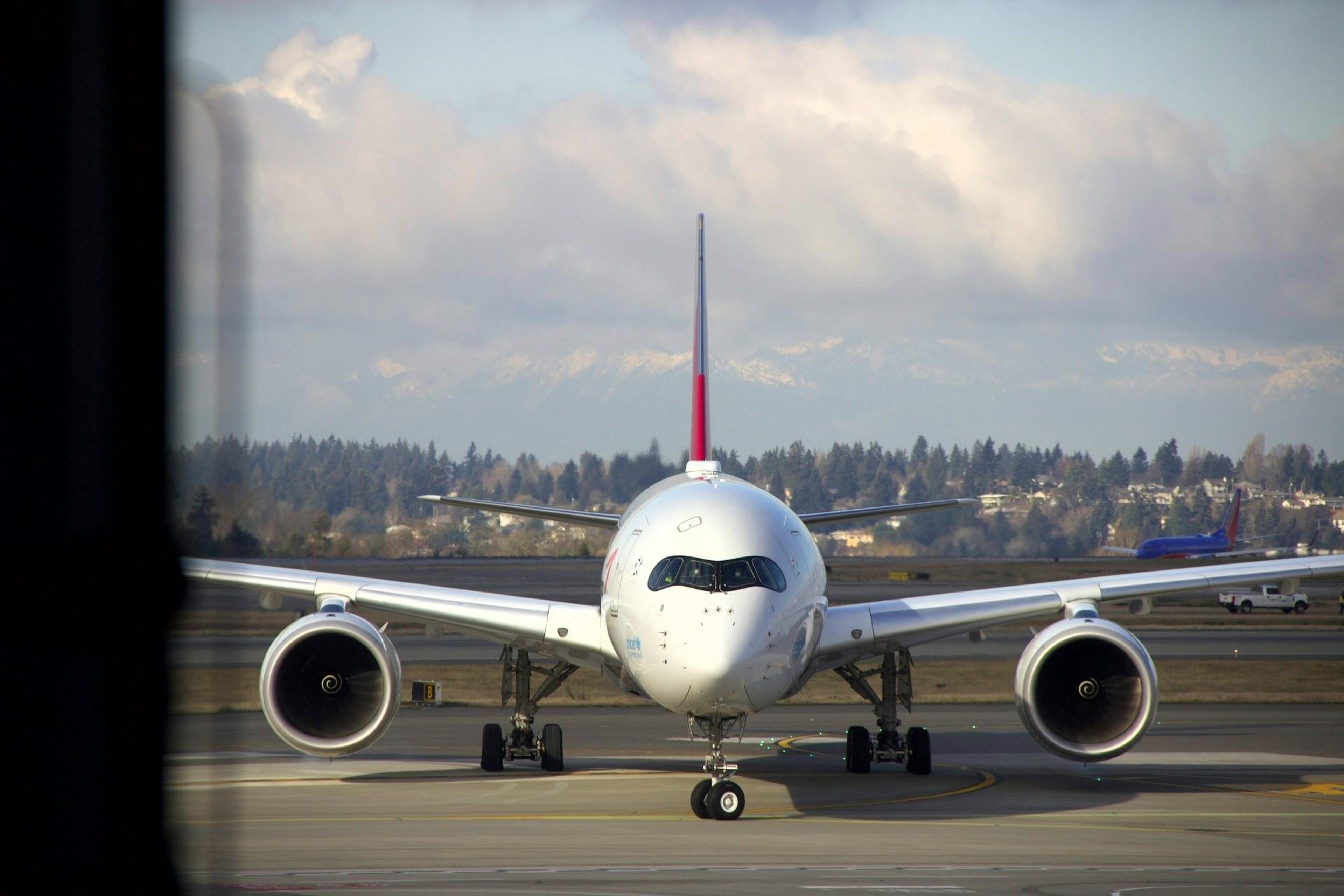  Passenger plane on Seattle-Tacoma International Airport, SeaTac, Washington, USA