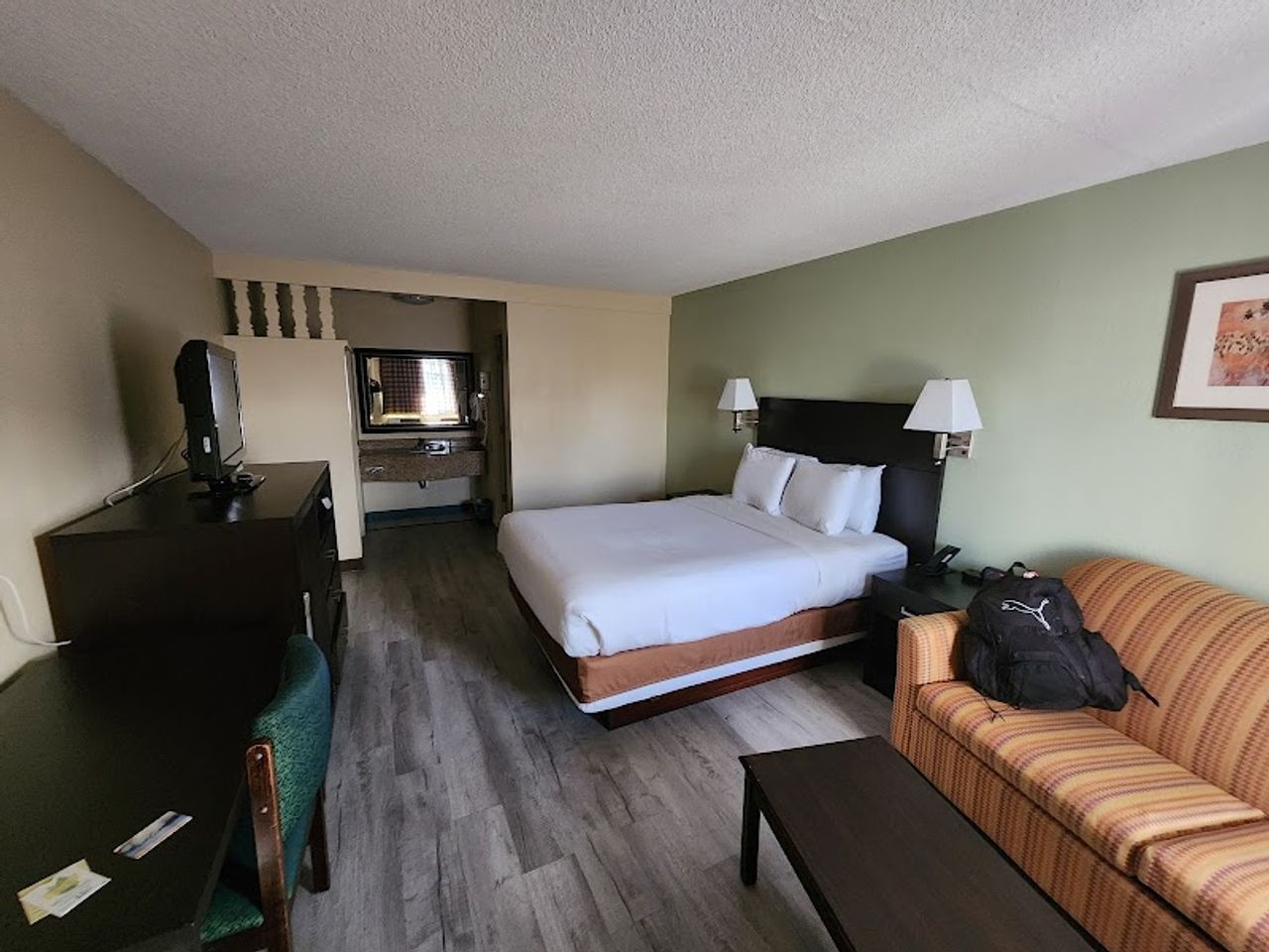 Photo of University Inn & Suites Eugene - Room, King Bed, Sofa, Work desk, Flat TV
