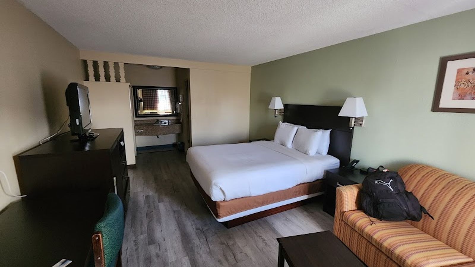 Photo of University Inn & Suites Eugene - Room, King Bed, Sofa, Work desk, Flat TV