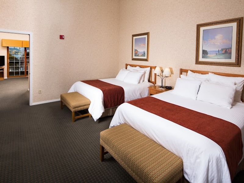 Photo of Lakeside Lodge & Suites
