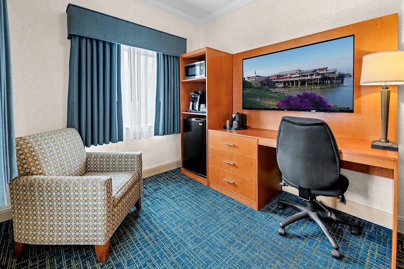 Photo of Best Western De Anza Inn - Suite, Seating area, Flat TV, Work Desk, Fridge, Microwave, Coffee machine, Large windows