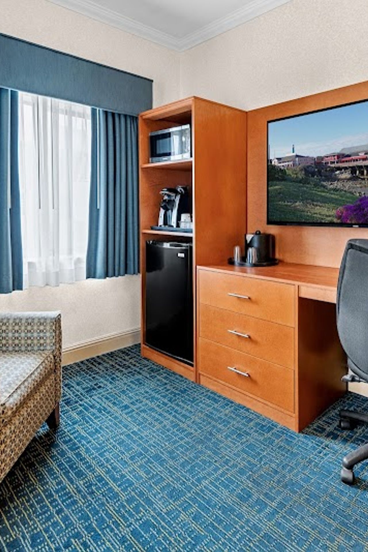Photo of Best Western De Anza Inn - Suite, Seating area, Flat TV, Work Desk, Fridge, Microwave, Coffee machine, Large windows