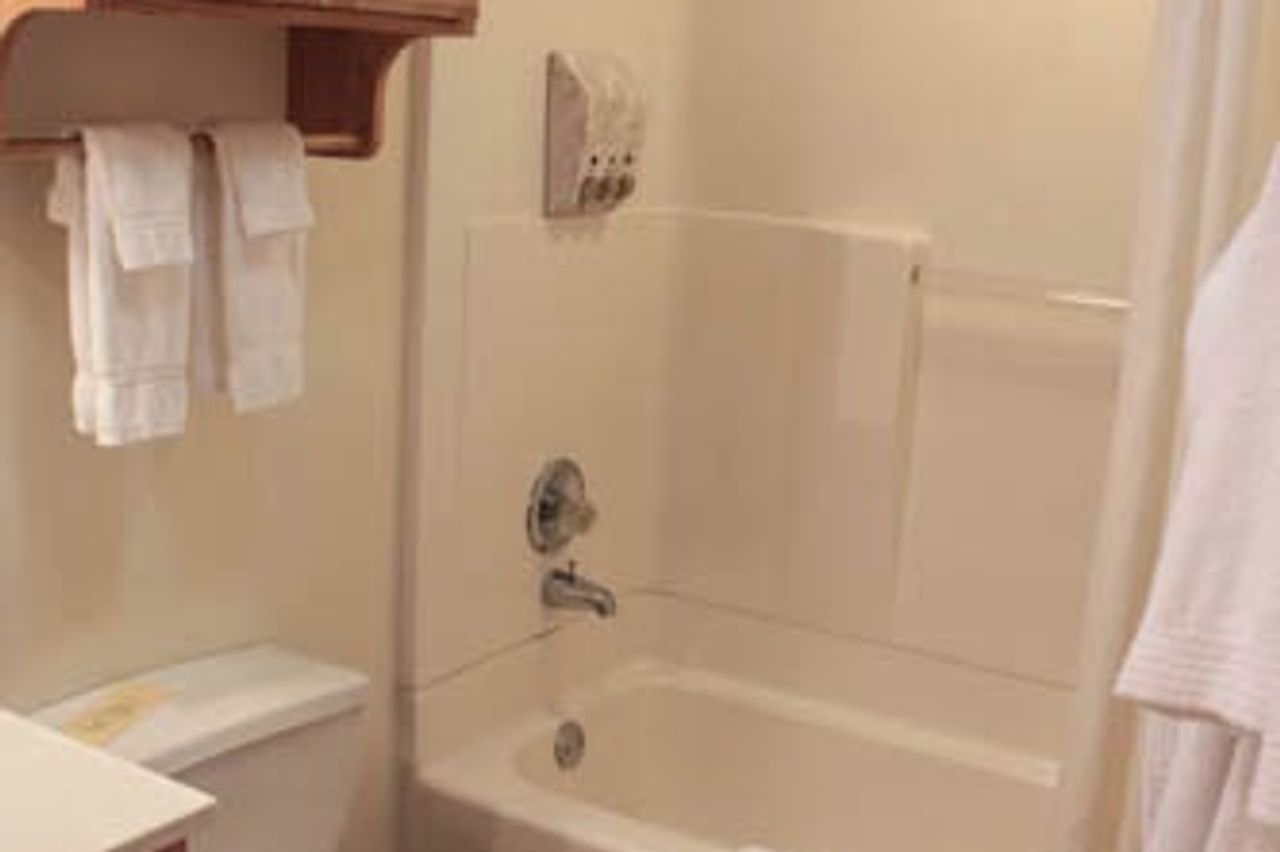 Photo of Helgeson Place Hotel Suites - Bathroom