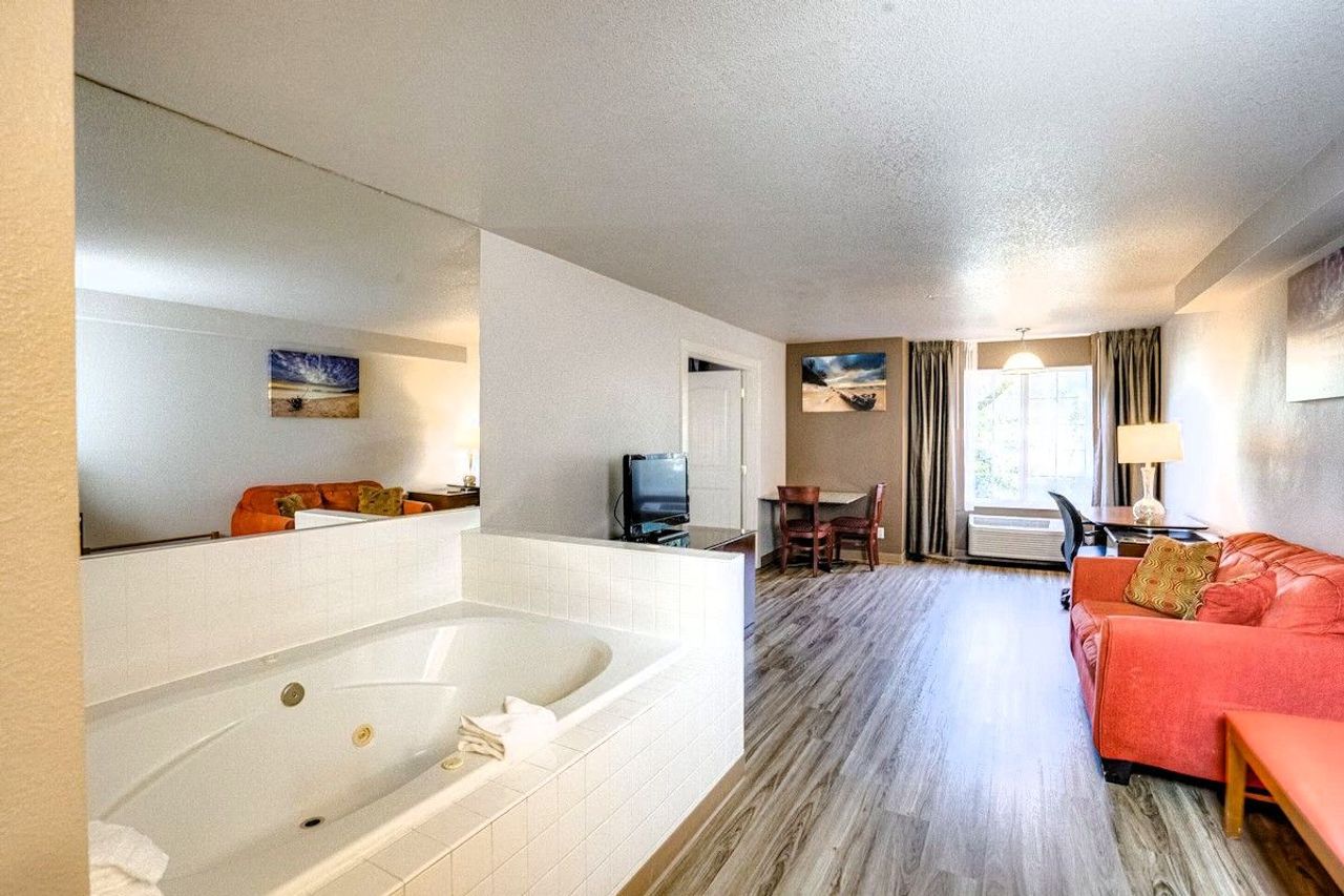 The Ashley Inn & Suites - Suite, Seating Area, Private In-room Jetted Tub
