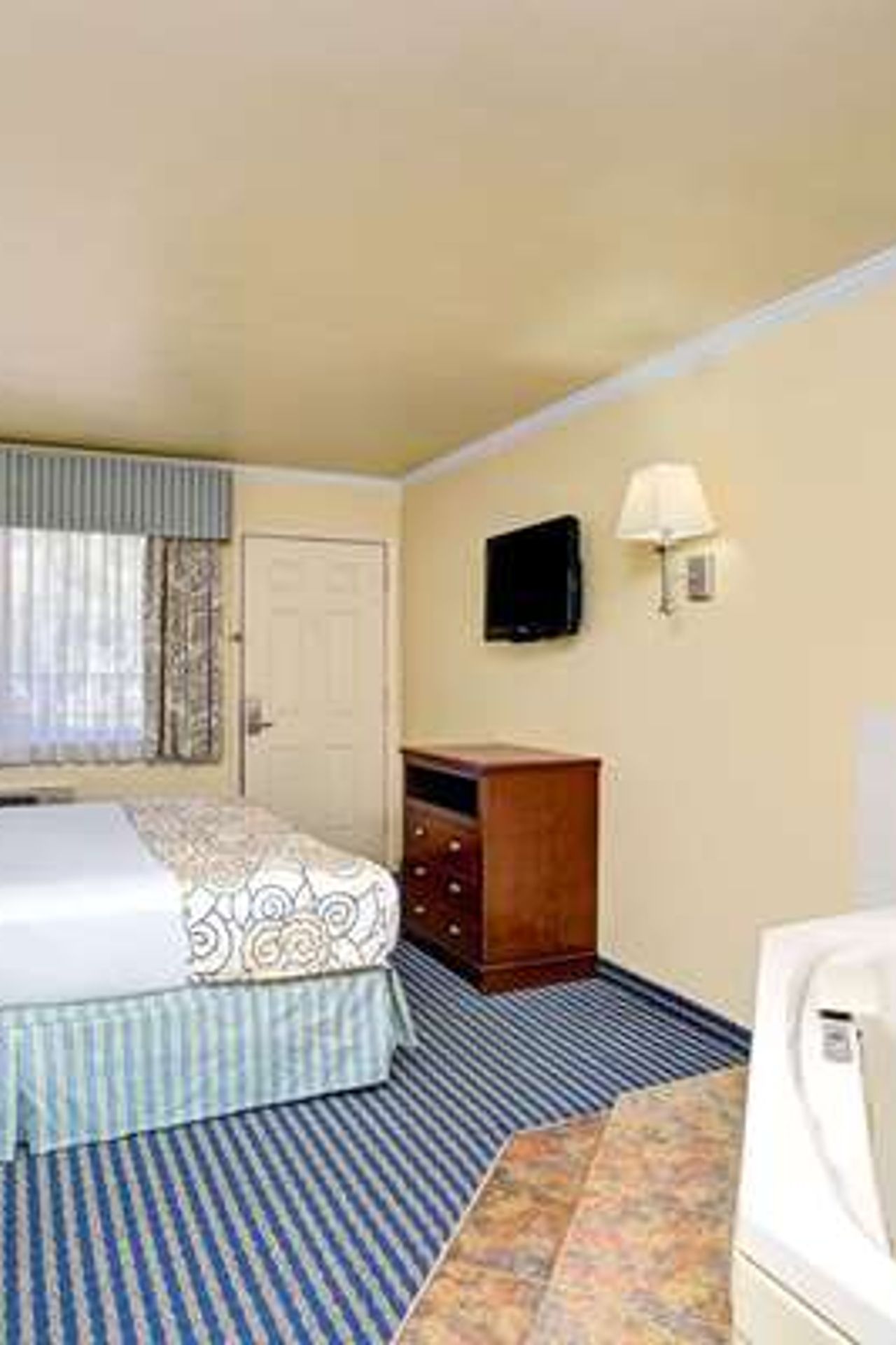 Photo of Super 8 by Wyndham Santa Cruz Beach Boardwalk - Jacuzzi Suite