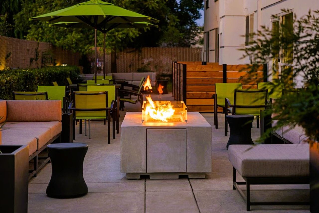 SpringHill Suites Turlock - Outdoor Seating Area, Fire Pit