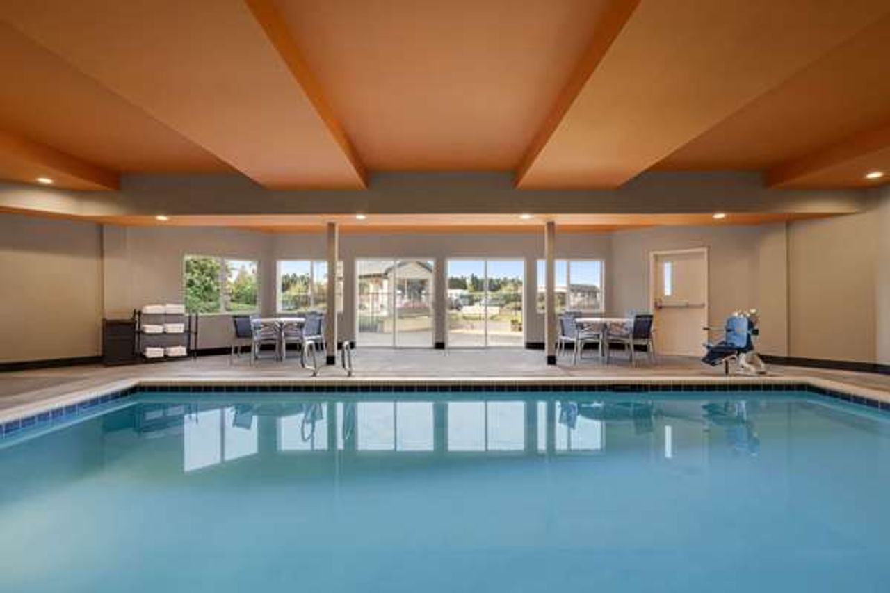 Photo of La Quinta Inn & Suites by Wyndham Springfield - Indoor Pool