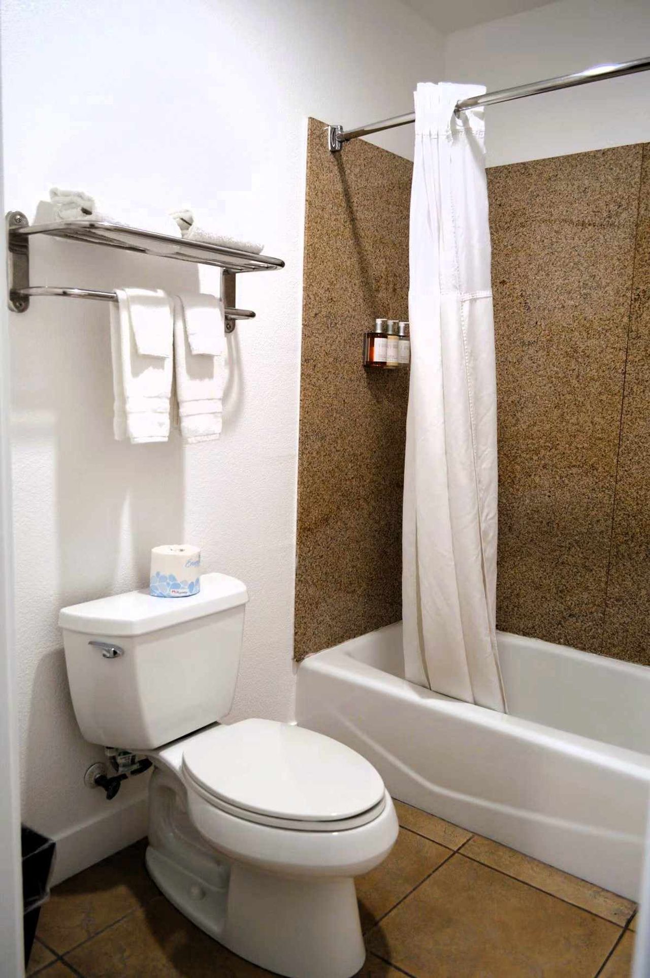 Fairview Inn and Suites - Bathroom