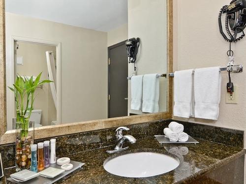 Photo of Clackamas Inn & Suites